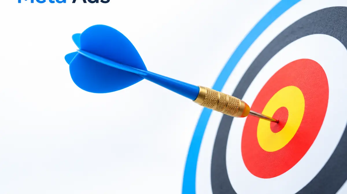 Fléchette au centre d'une cible sur fond sombre, définir son budget Meta Ads avec précision pour atteindre ses objectifs publicitaires