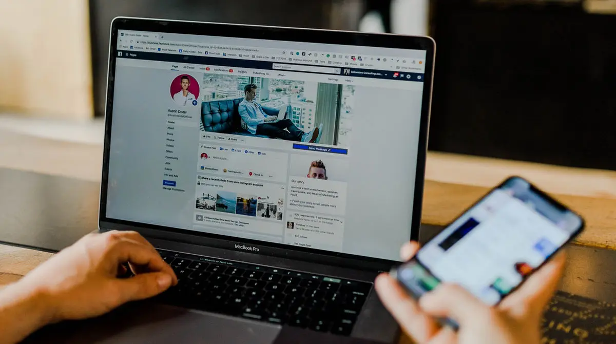 User managing Facebook ads on a computer and smartphone: the multi-platform Meta Ads algorithm